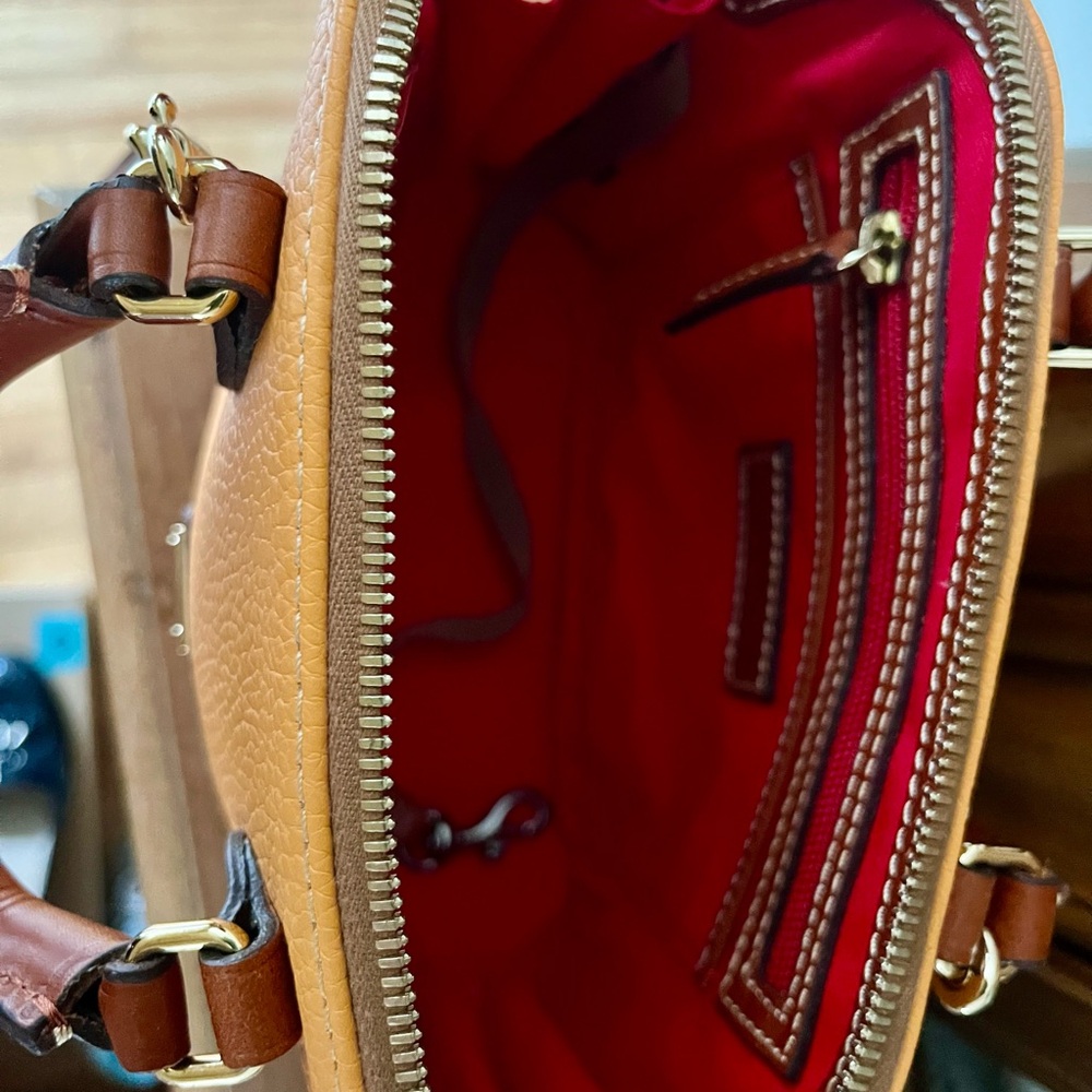 Small Dooney & Bourke Canteloupe Pebbled Leather Dome Zip Zip with Brown Trim - Picture 4 of 9